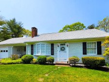 Charming house near Nantucket Sound beaches-Clean and updated with Central Air!