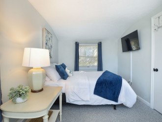 Full Size bed and Smart TV on 2nd Floor
