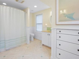 2nd floor full bath with tub/shower