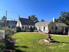 This charming historic Cape in Dennis Village is close to Beaches & local shops